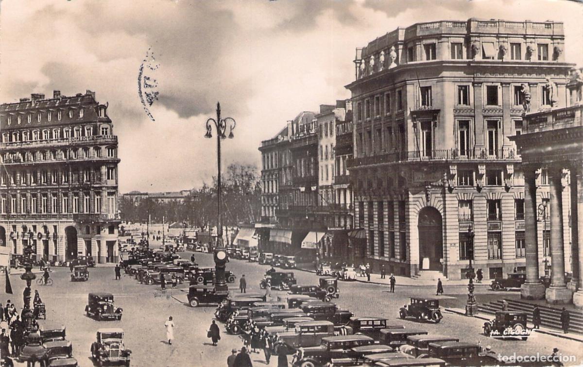 Postales: Postal de la Place de la Com&eacute;die en Bordeaux con tr&aacute;fico antiguo