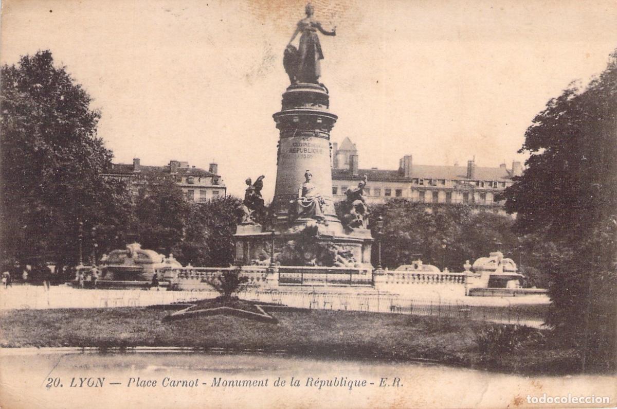Postcards: Postal de Place Carnot y Monumento a la Rep&uacute;blica en Lyon, Francia