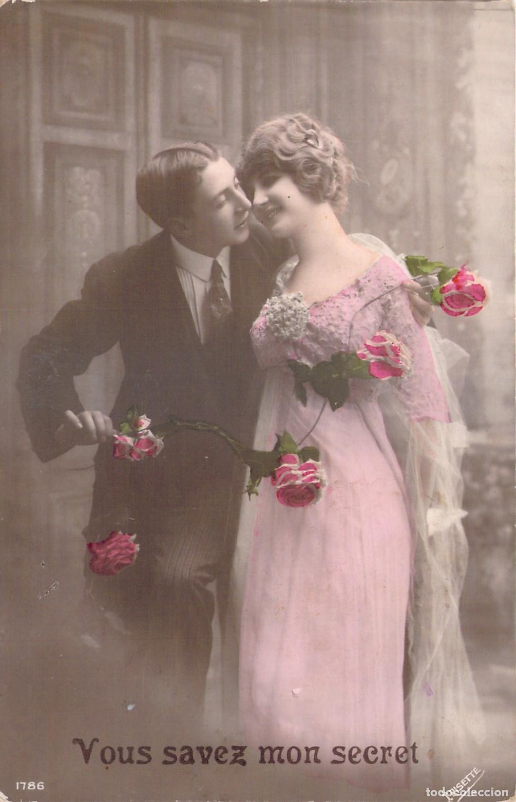 Postkarten: Postal de Pareja Enamorada con Rosas