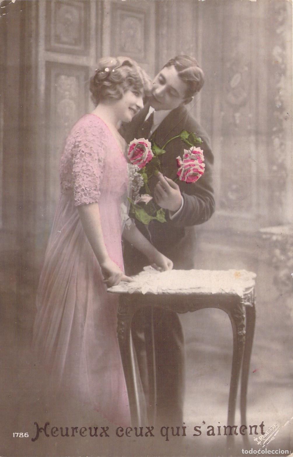 Postkarten: Postal de pareja rom&aacute;ntica con flores