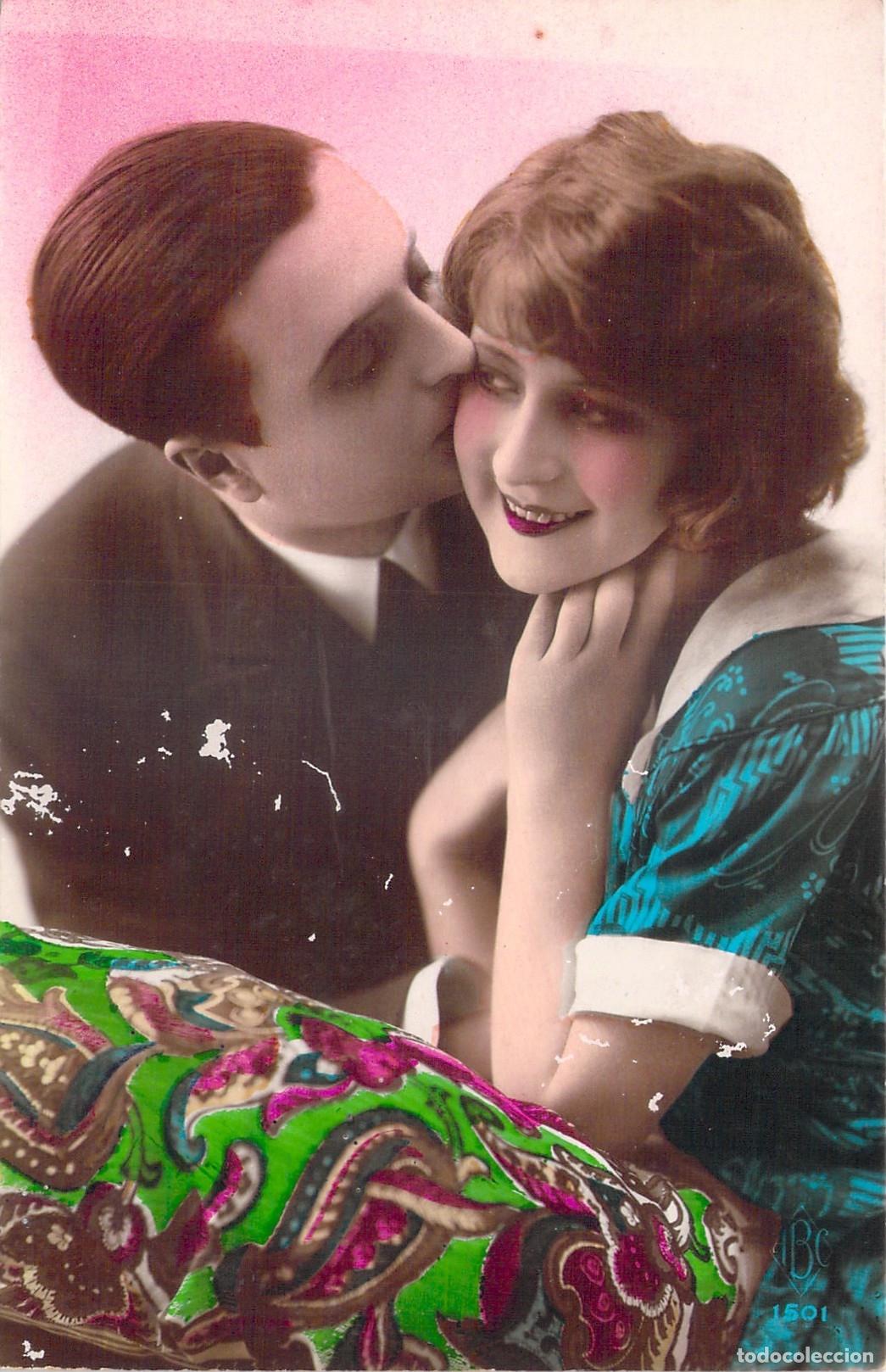 Postales: Postal de Pareja Rom&aacute;ntica Bes&aacute;ndose