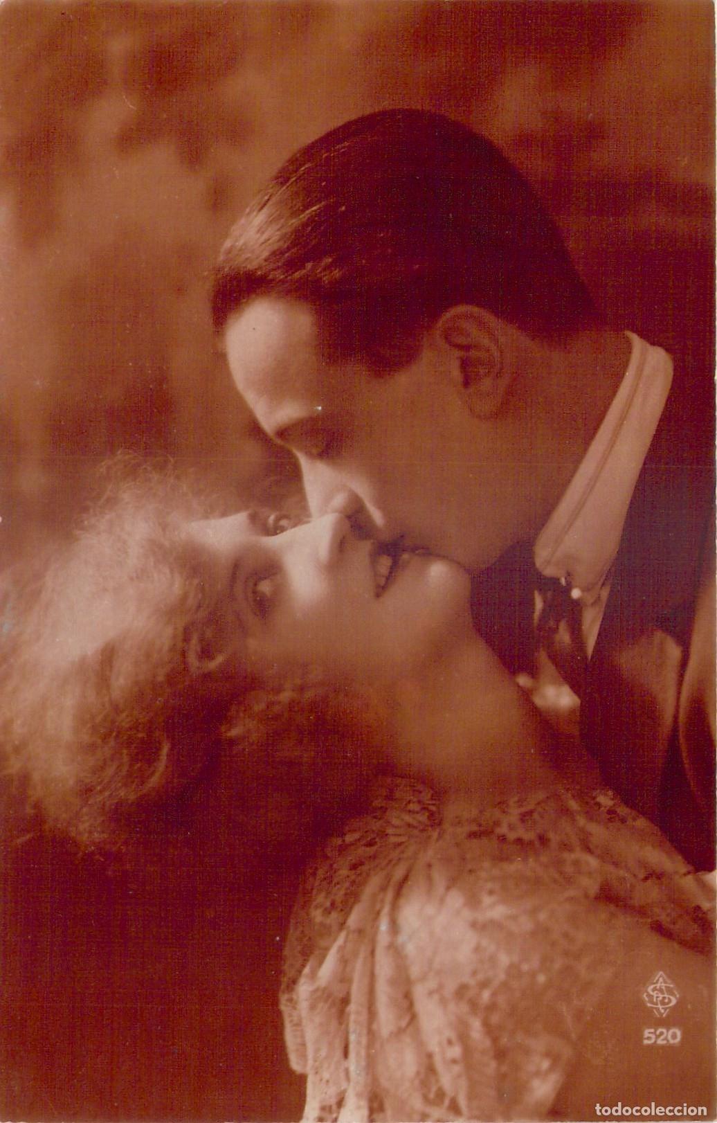 Postales: Postal de pareja rom&aacute;ntica en un tierno beso