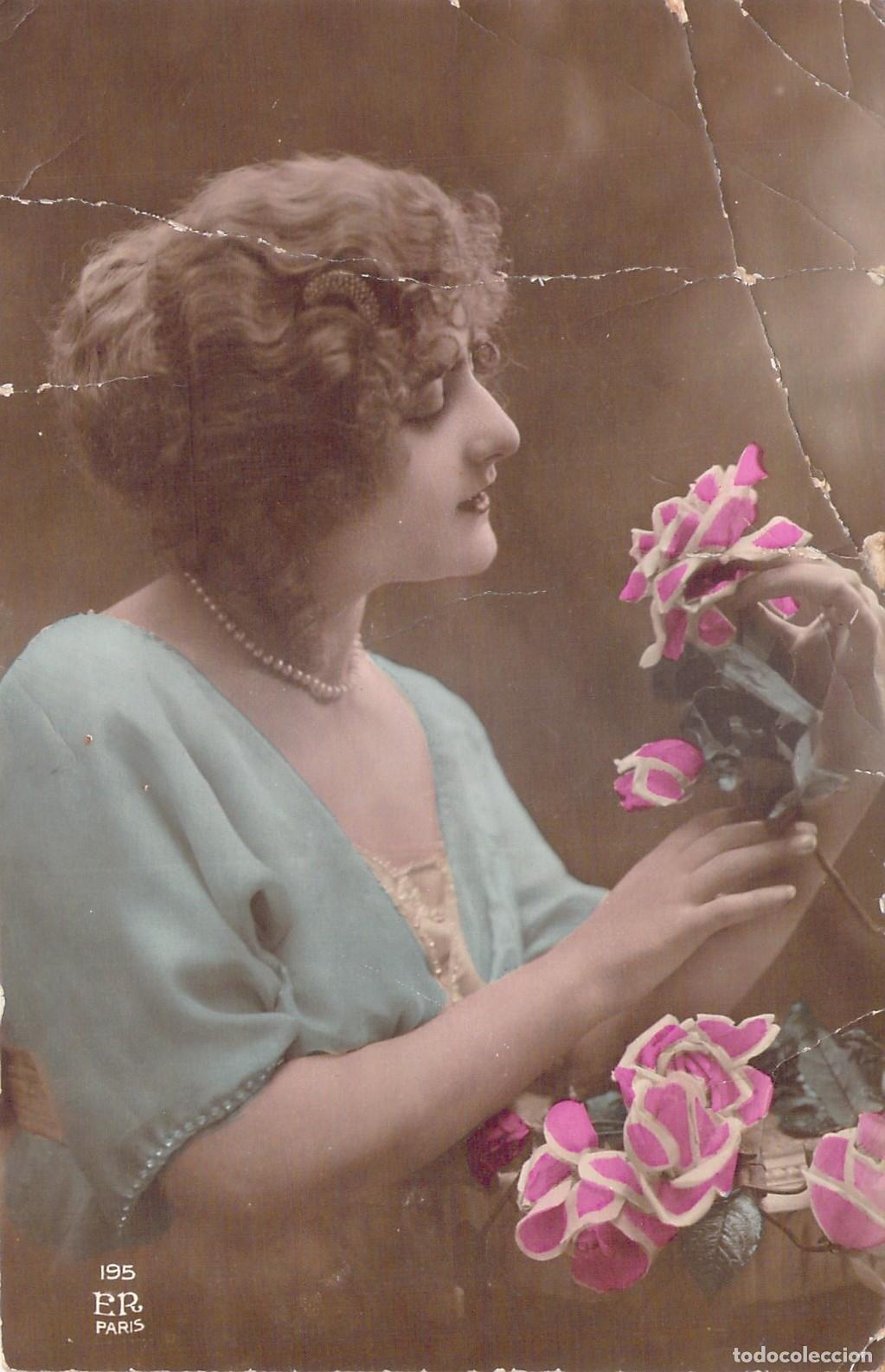 Postales: Postal antigua de mujer con rosas en Angulema