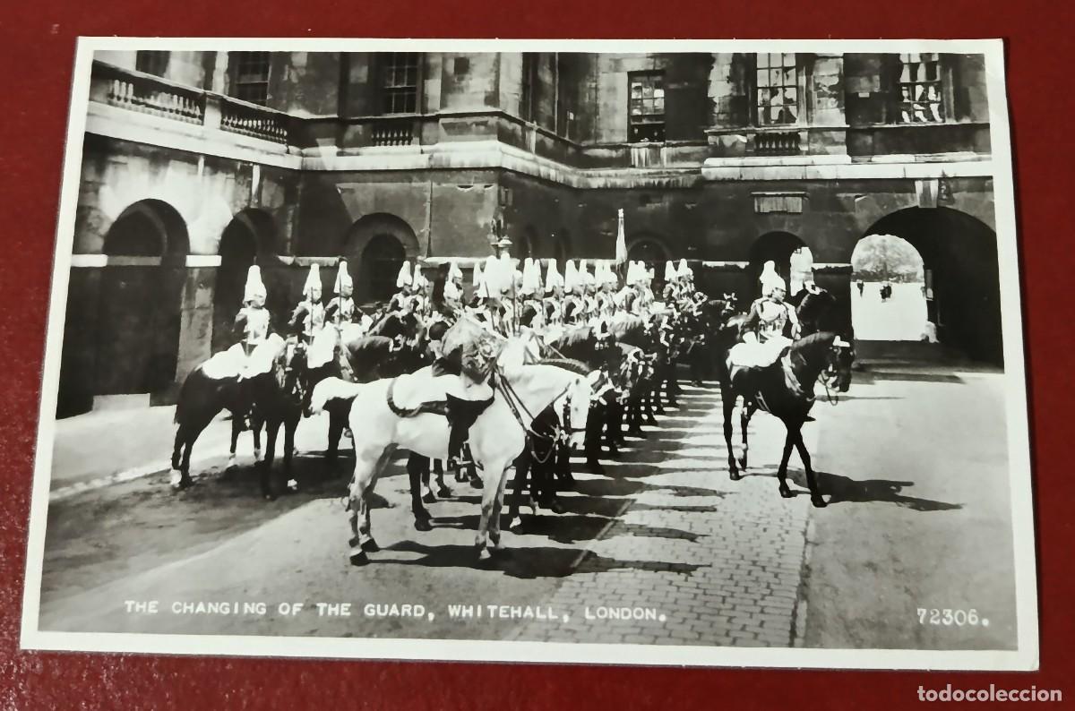 Postkarten: POSTAL BLANCO Y NEGRO TRADICIONAL CAMBIO DE GUARDIA CABALLER&Iacute;A REAL EN HOUSE GUARDS - LONDRES