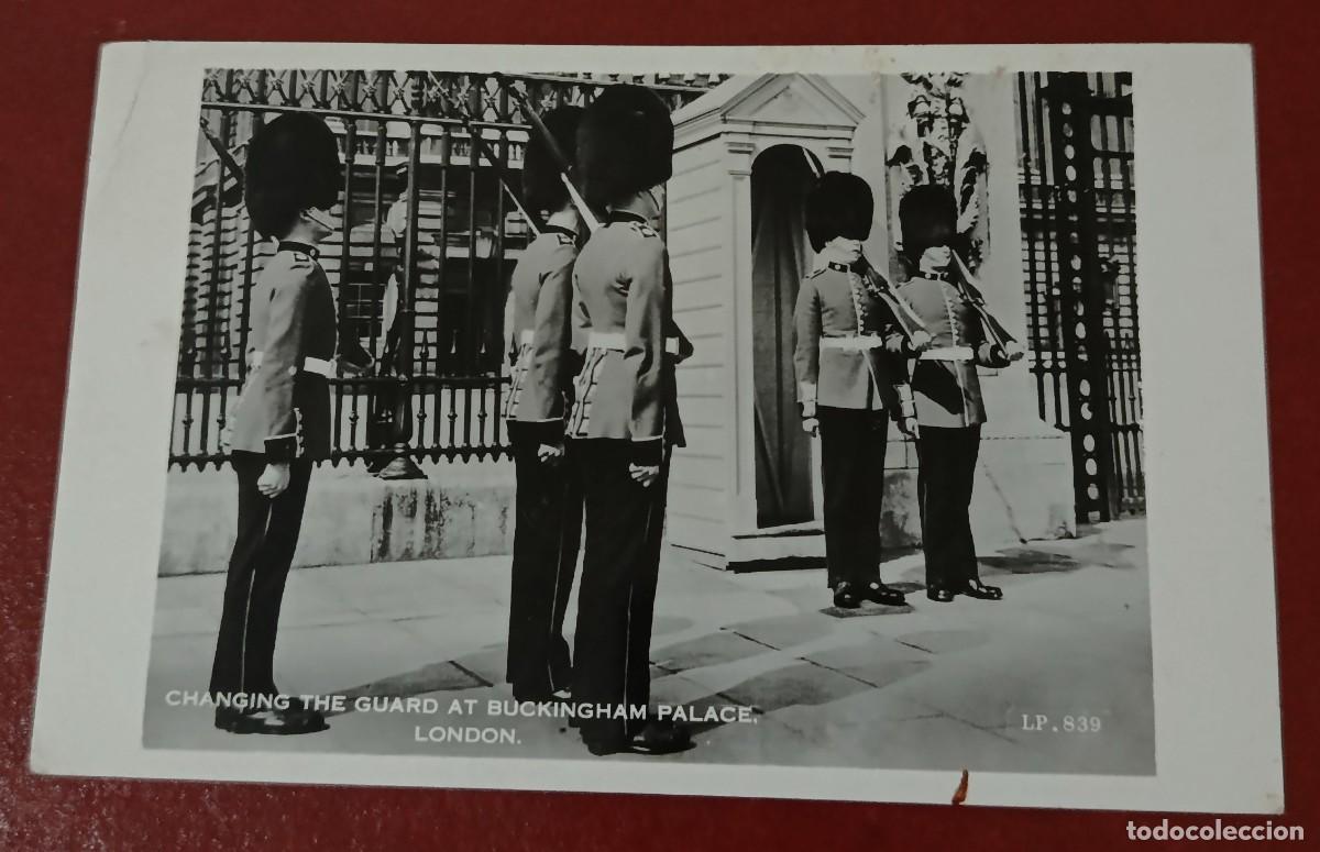 Postkarten: POSTAL BLANCO Y NEGRO TRADICIONAL CAMBIO DE GUARDIA FRENTE AL PALACIO DE BUCKINGHAM - INGLATERRA