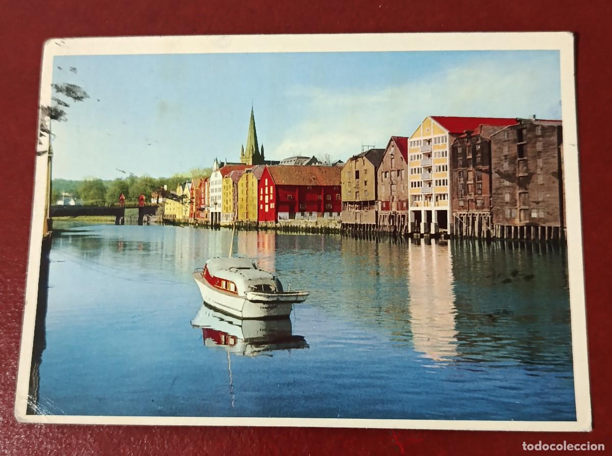 Postkarten: POSTAL ILUSTRADA ALMACENES DE MADERA DE COLORES ORILLA DEL R&Iacute;O NIDELUA - TROUDHEIW - NORUEGA