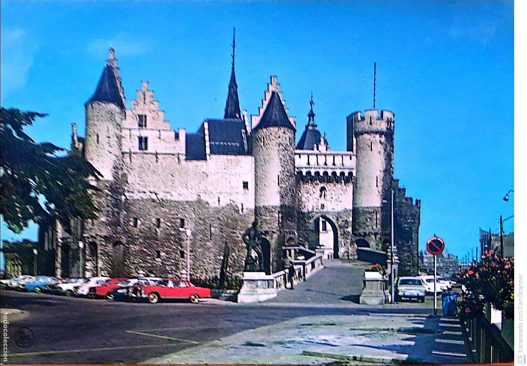 Postales: Amberes (B&eacute;lgica). 122 Castillo Steen y el gigante Lange Wapper, que es una estua de bronce dise&ntilde;ada