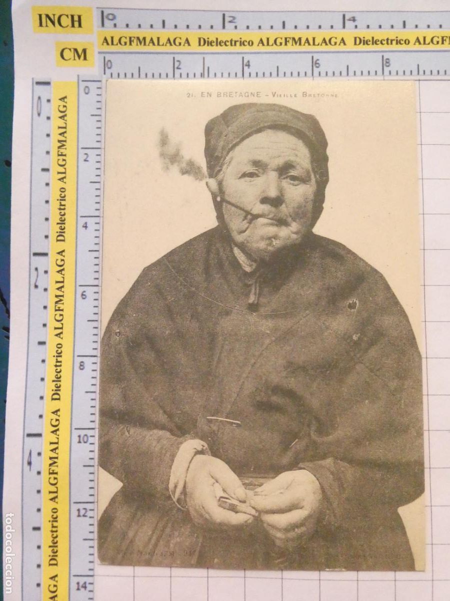 Postales: ANTIGUA POSTAL FACS&Iacute;MIL LA FRANCIA DE OTRO TIEMPO. TIPISMO FOLKLORE MUJER FUMANDO BRETAGNE 3072