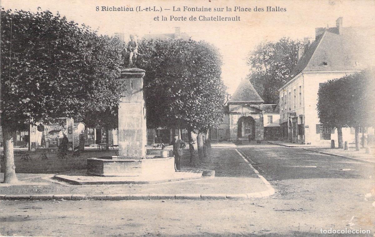 Postcards: Postal de la Plaza de las Halles y la Puerta de Chatellerault en Richelieu