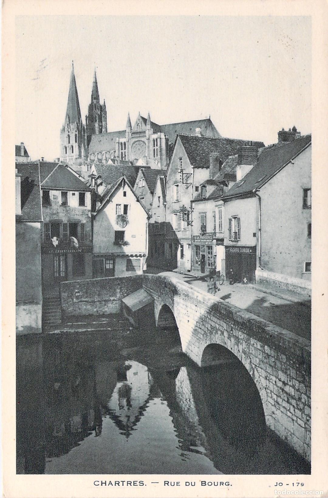 Postkarten: Postal de Chartres, Rue du Bourg y Catedral de fondo