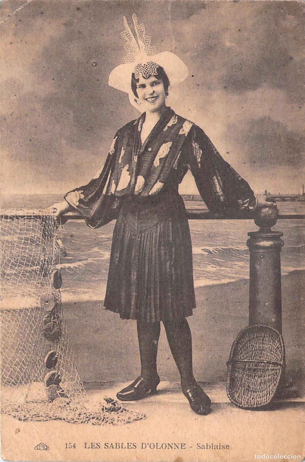 Postales: Postal de Les Sables-d'Olonne con mujer en traje tradicional franc&eacute;s