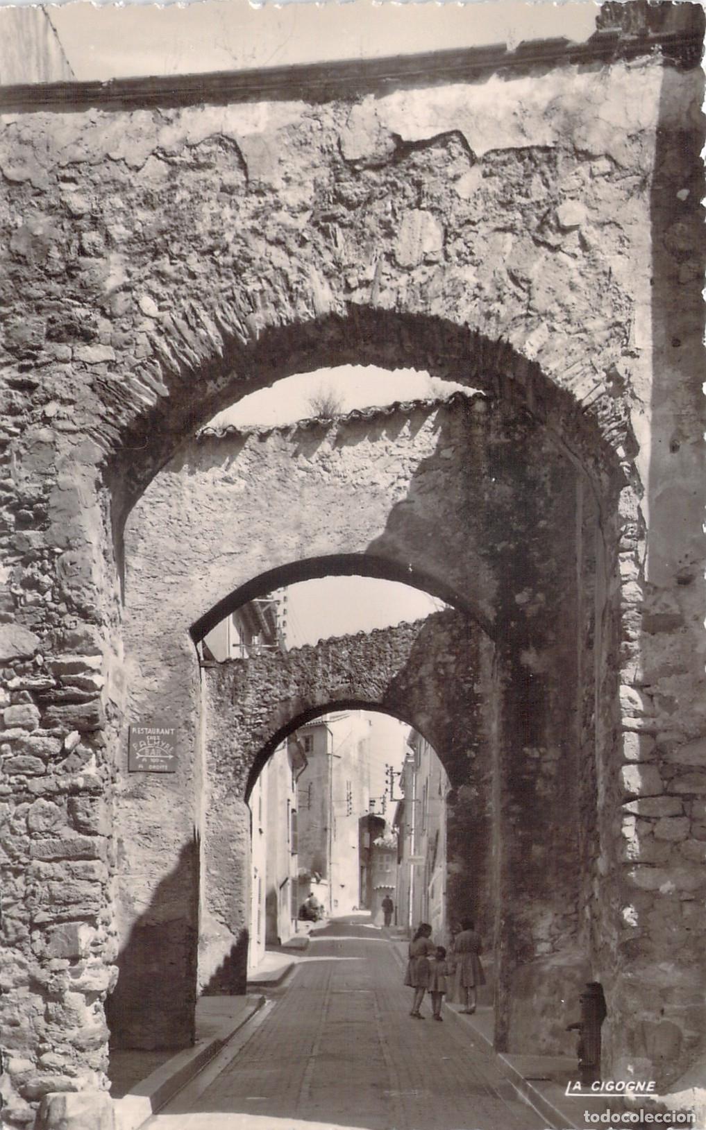 Postales: Postal de Saint-Tropez, Francia, una calle antigua con arcos de piedra