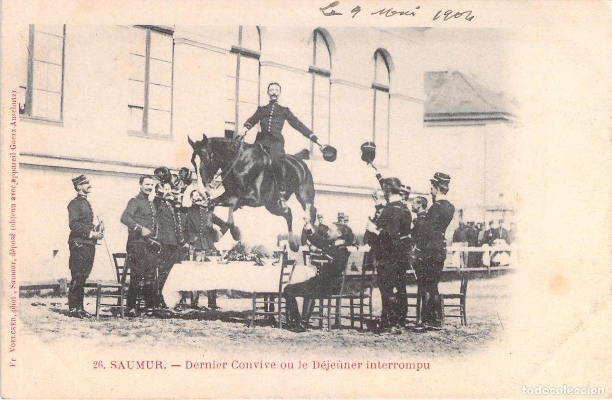 Postales: Postal de Saumur demostraci&oacute;n de caballer&iacute;a saltando sobre una mesa