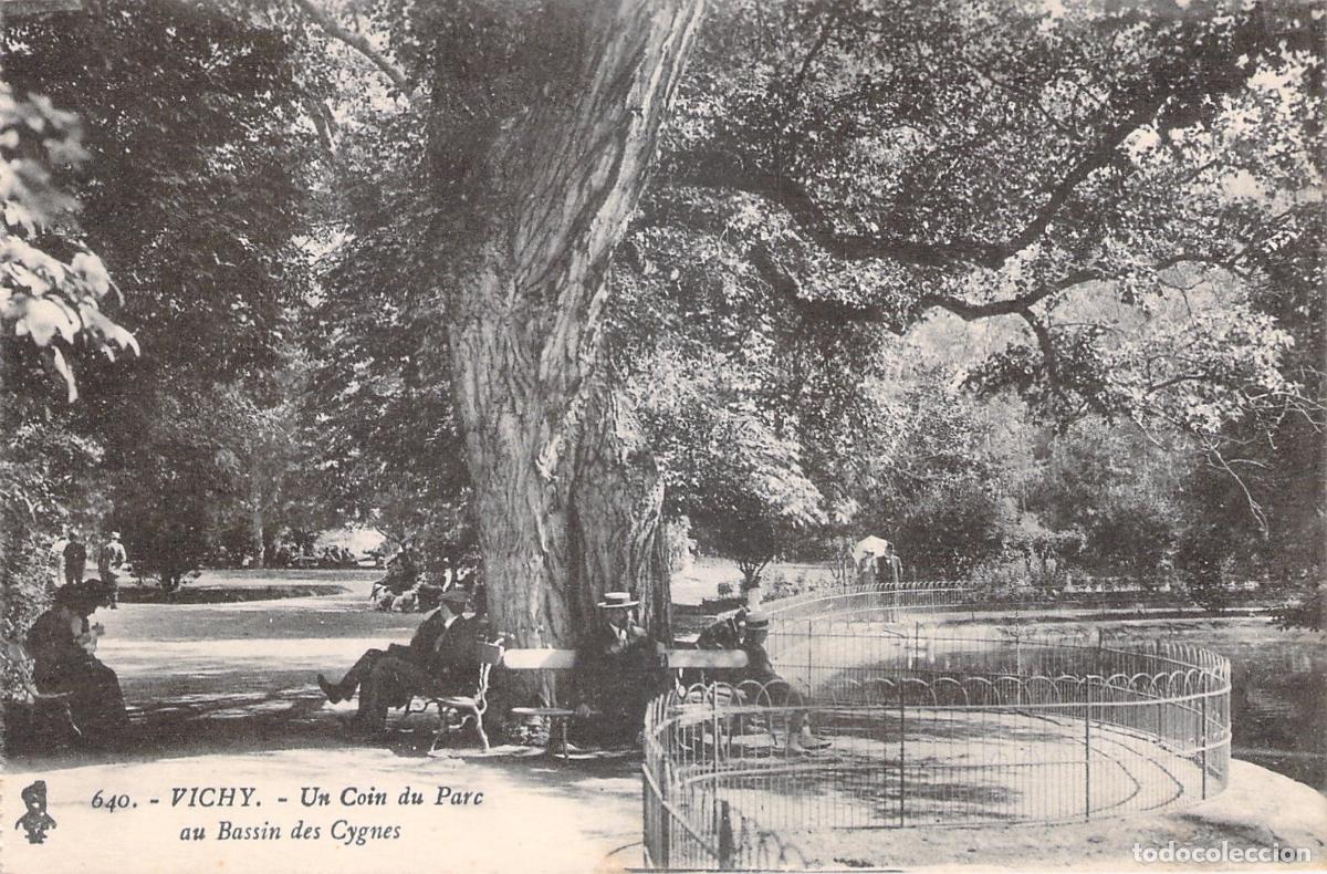 Postcards: Postal de Vichy un rinc&oacute;n del parque en el estanque de los cisnes