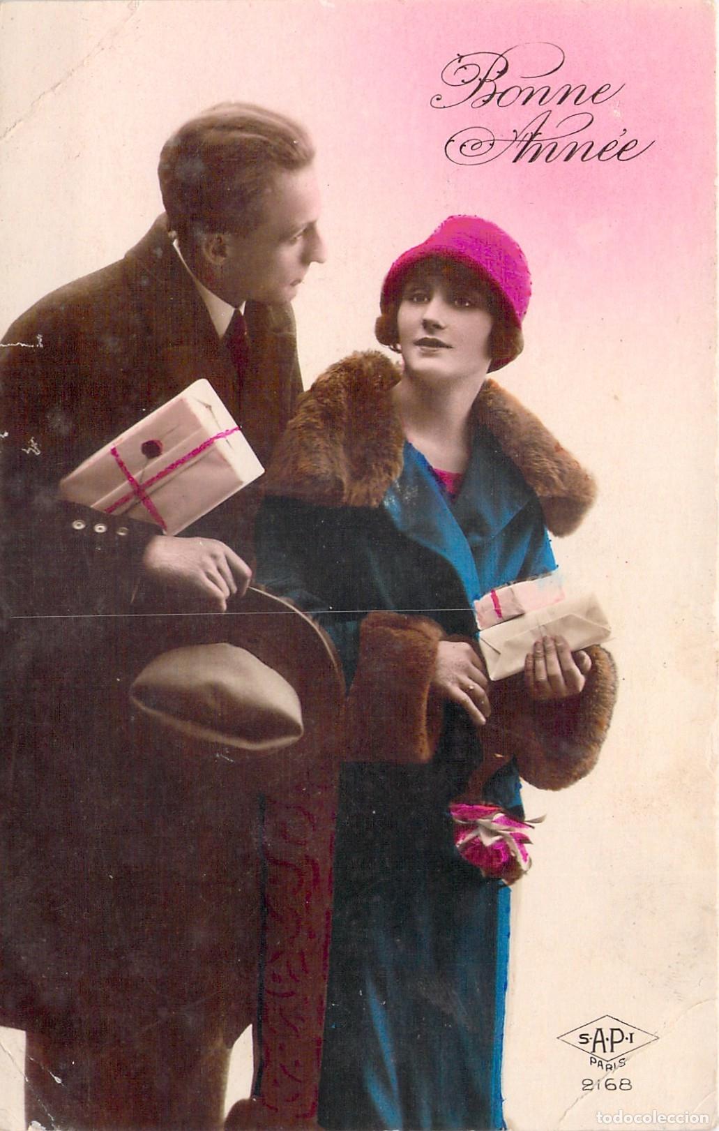 Postales: Postal de Feliz A&ntilde;o Nuevo con Pareja y Regalos