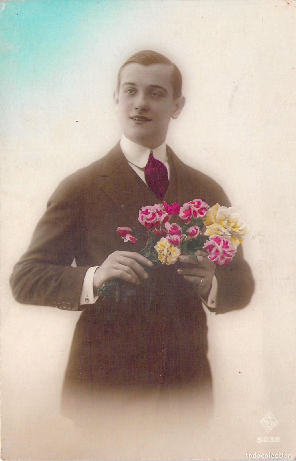 Postales: Postal de retrato antiguo de un hombre elegante sosteniendo flores