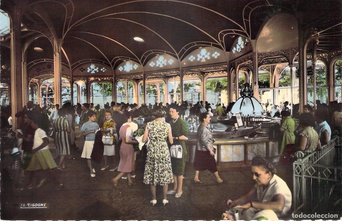 Postales: Postal de Vichy: Interior del Palais des Sources y Fuente Chomel