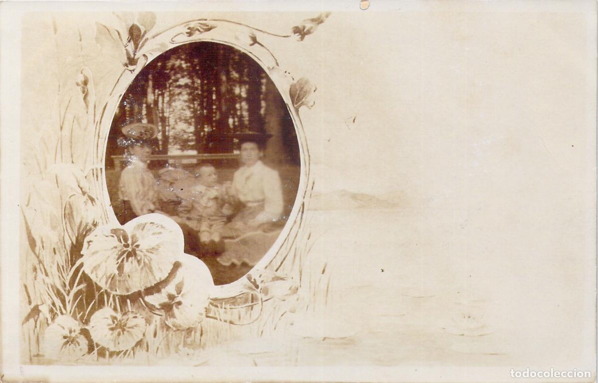 Postales: Postal antigua con retrato familiar en marco decorativo