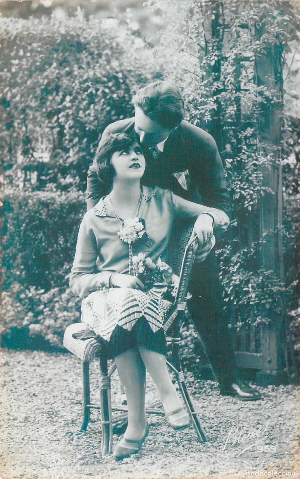 Postales: Postal de pareja rom&aacute;ntica en Francia