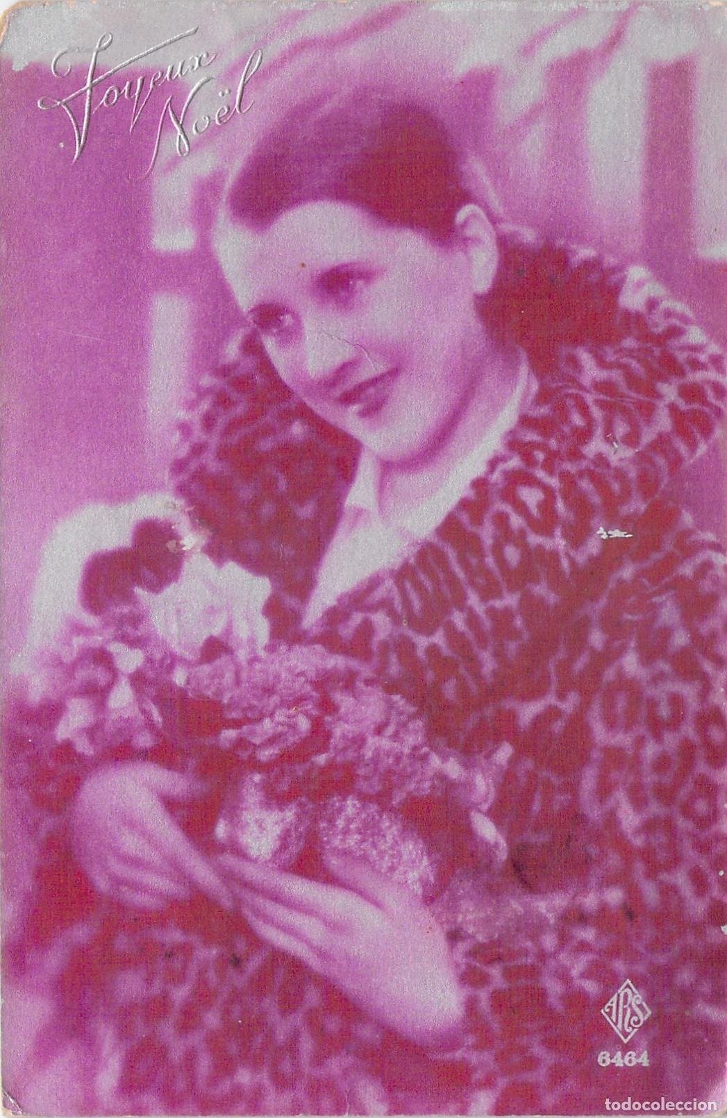 Postkarten: Postal antigua de Feliz Navidad con mujer sosteniendo flores