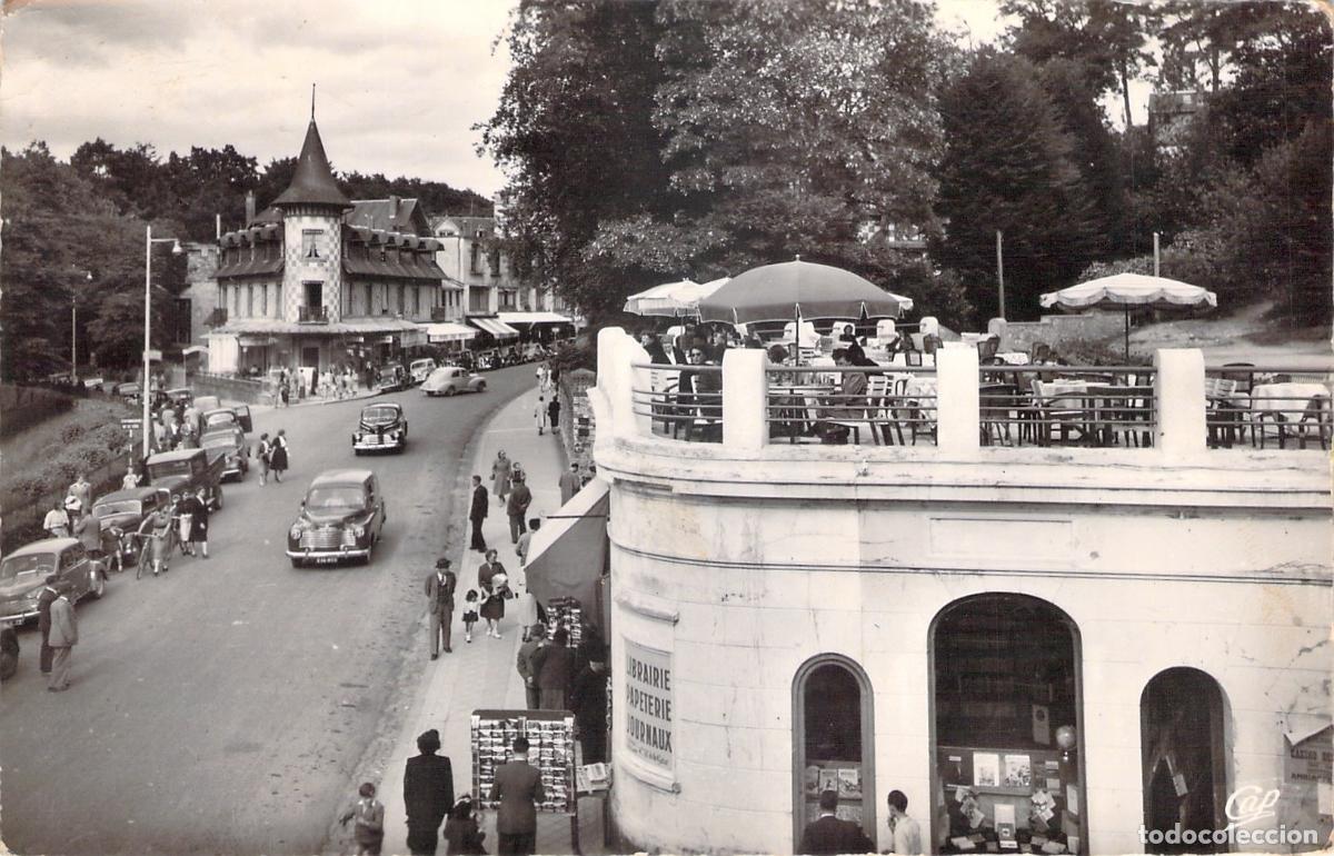 Postales: Postal de la Rue des Casinos en Bagnoles-de-l'Orne, Francia