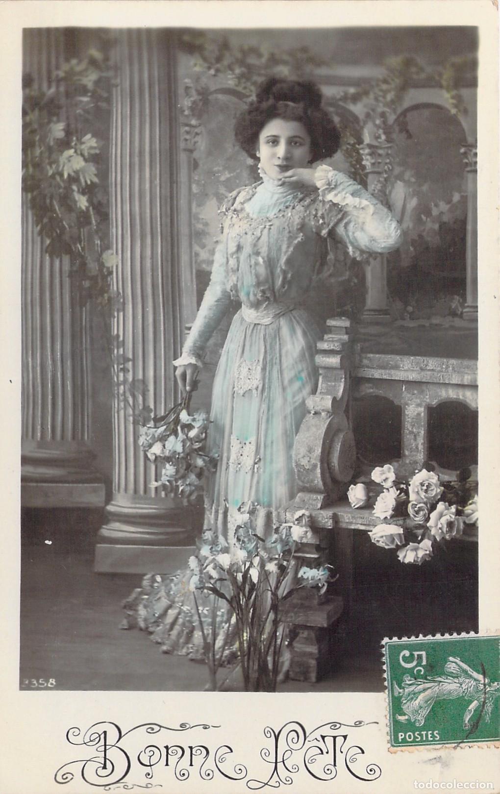 Postales: Postal de elegante mujer con flores en estudio