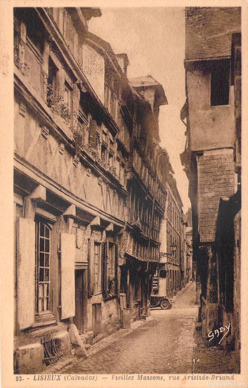 Postales: Postal de Lisieux, calle Aristide-Briand con casas antiguas en Francia