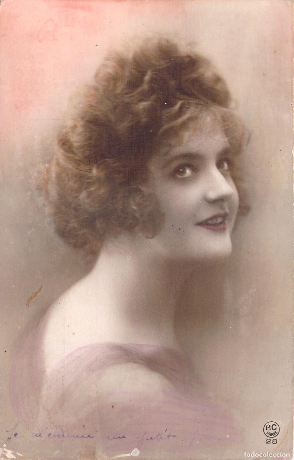 Postais: Postal de retrato art&iacute;stico de joven mujer de Par&iacute;s