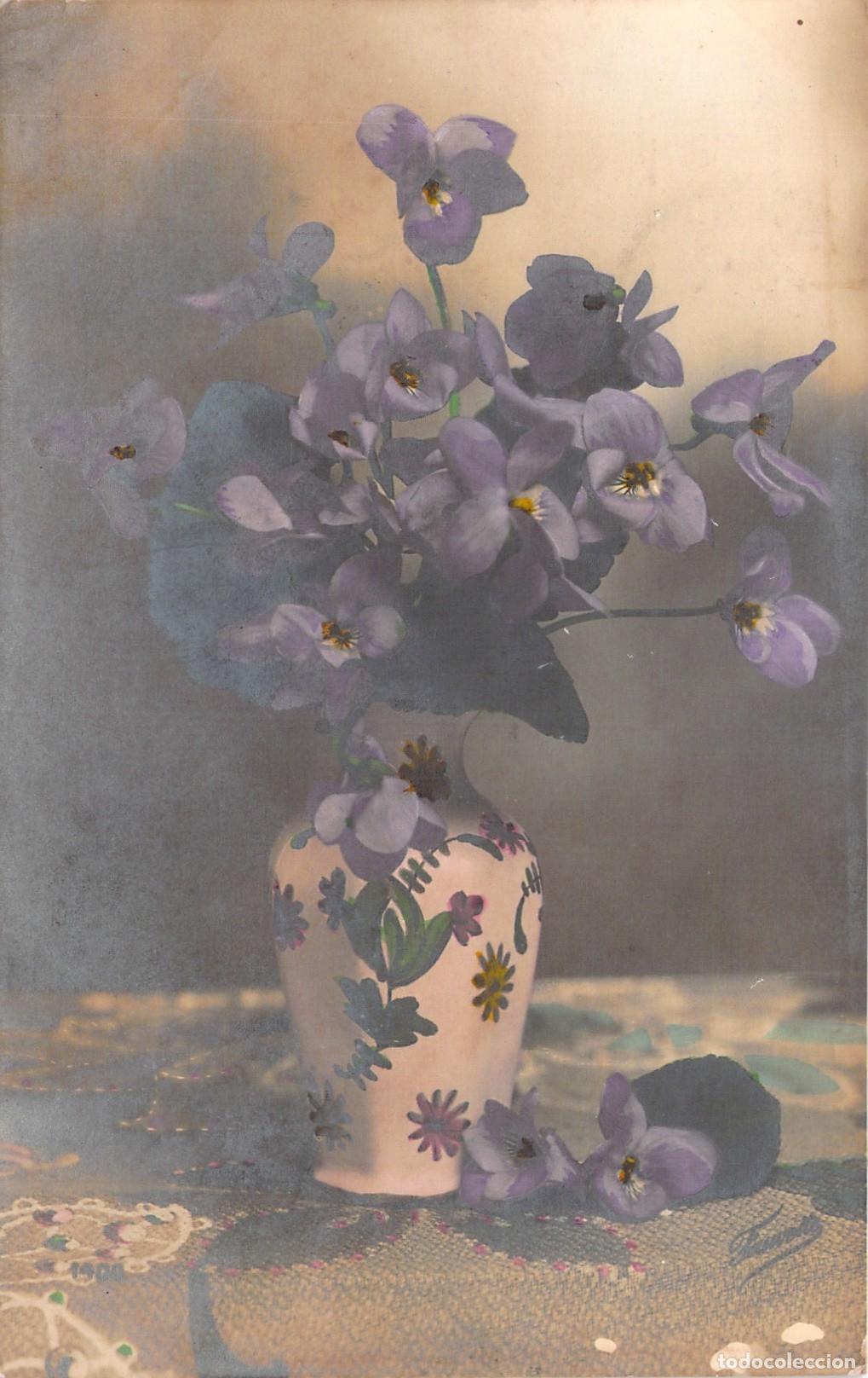 Cartoline: Postal de flores con violetas en un jarr&oacute;n