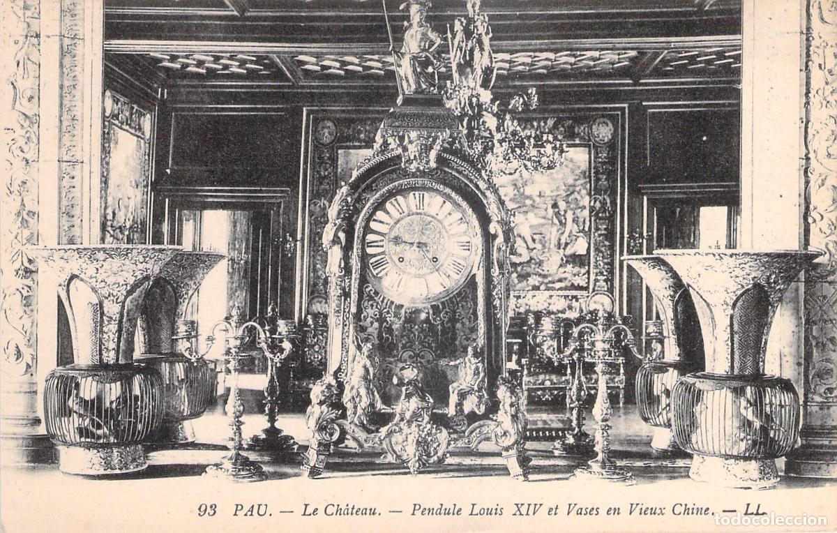 Postais: Postal del interior del Castillo de Pau con reloj y jarrones