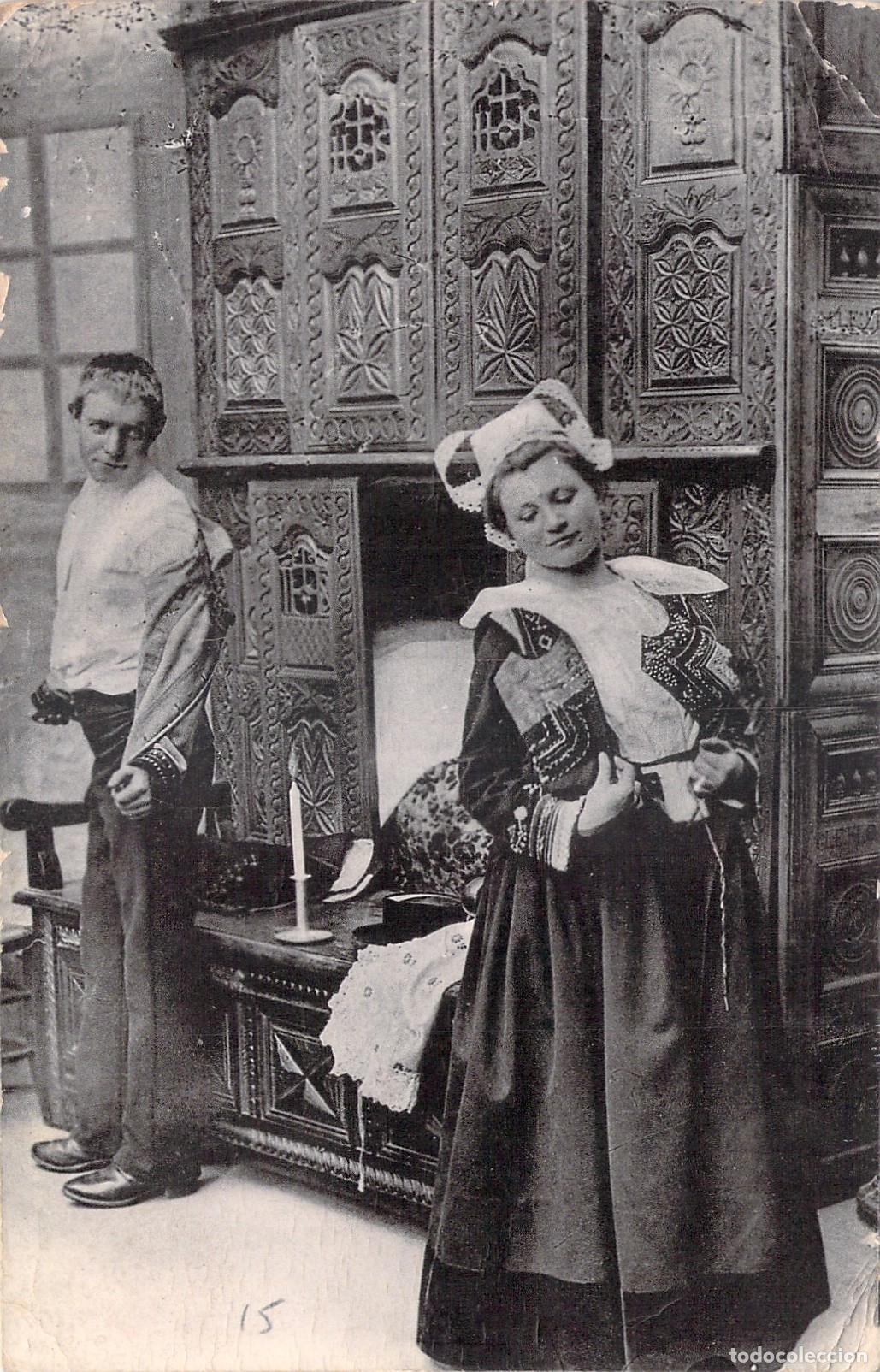 Postales: Postal de Breta&ntilde;a con pareja en traje tradicional junto a un lit clos