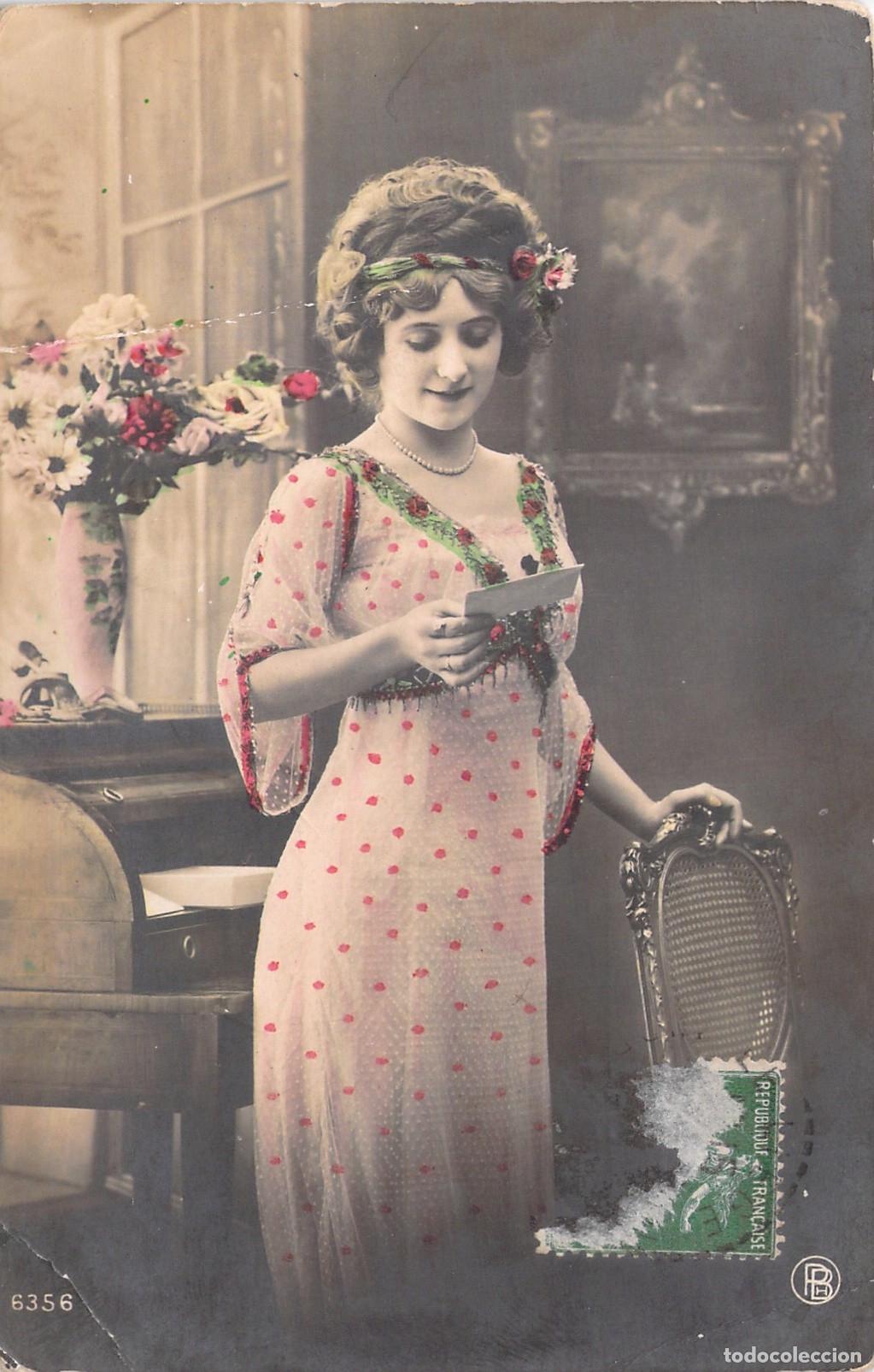 Postales: Postal de una joven con vestido floral en el interior