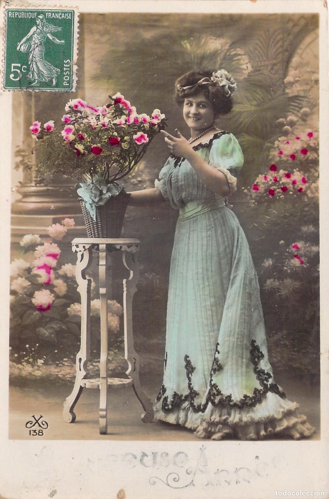 Postcards: Postal antigua de mujer con flores en jardin de Francia