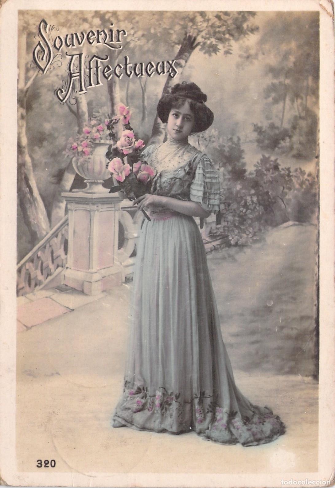 Postcards: Postal de una mujer con flores en un jard&iacute;n