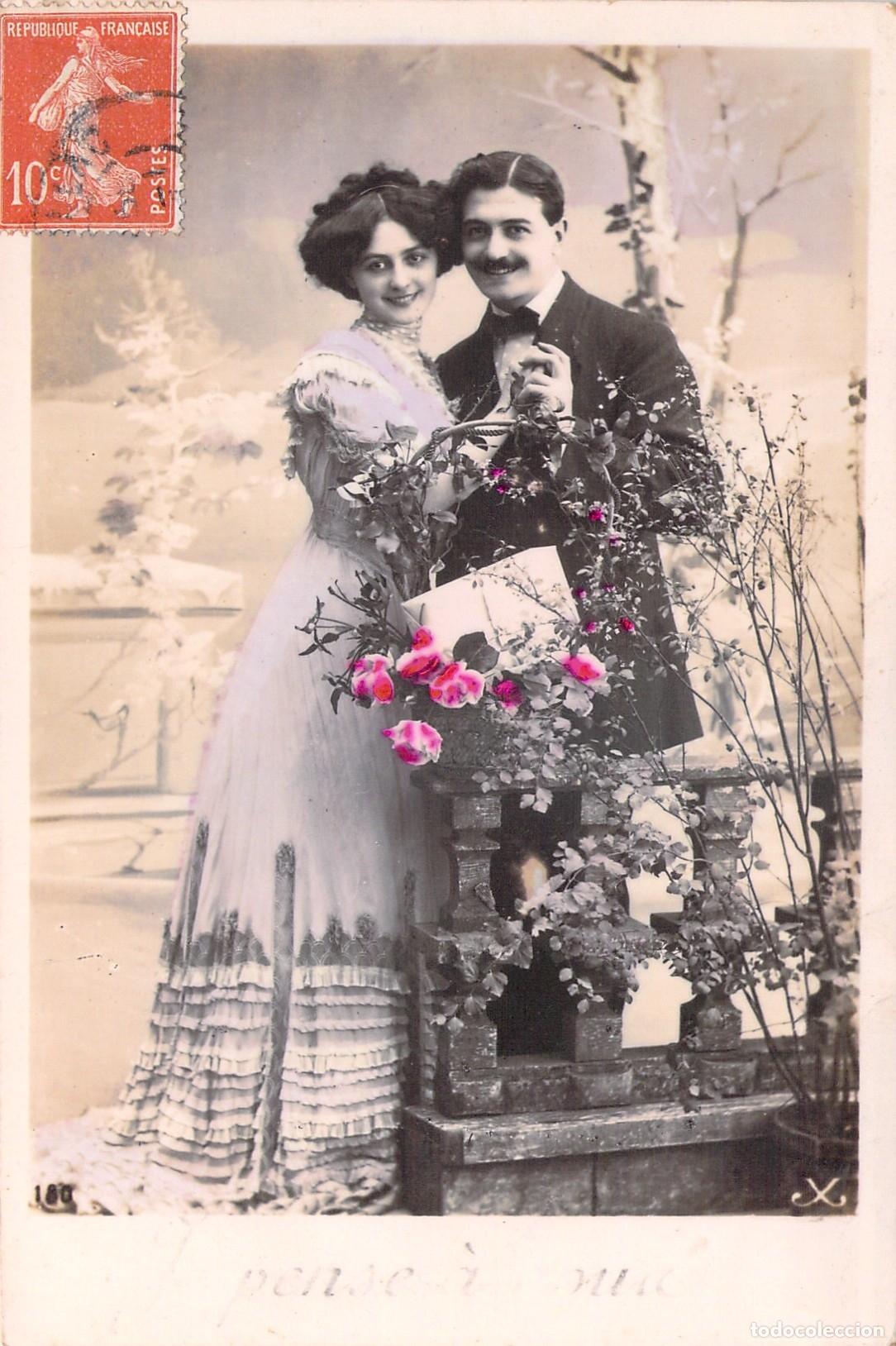 Postcards: Postal de pareja rom&aacute;ntica con flores en Francia