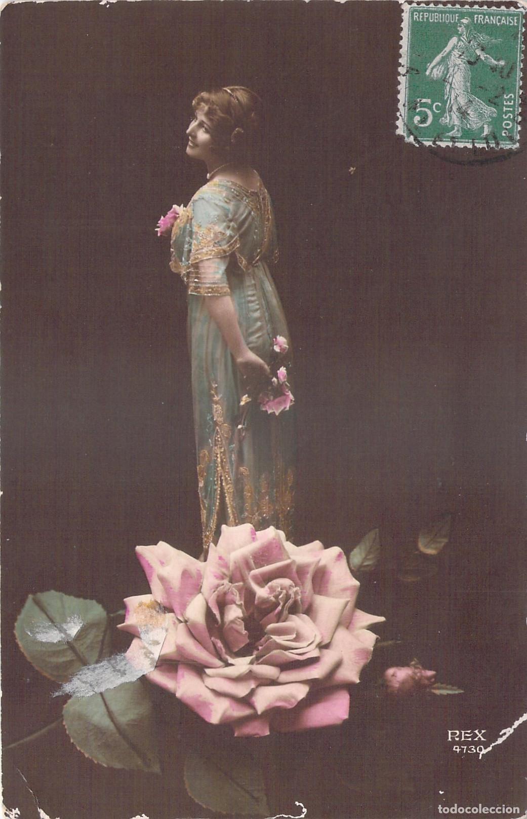 Postcards: Postal de una mujer elegante sosteniendo rosas
