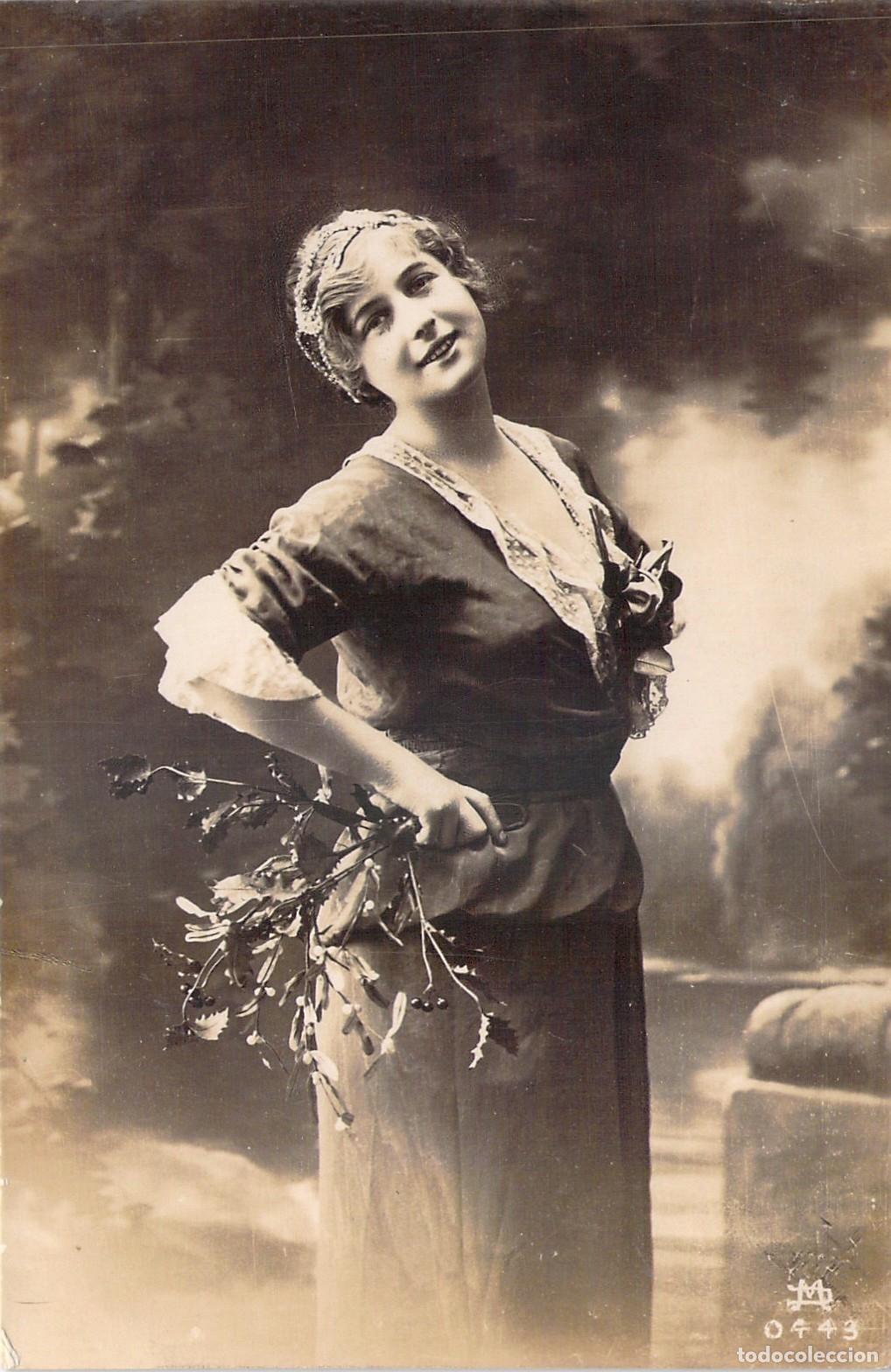 Cartoline: Postal de retrato de mujer joven con flores, estilo cl&aacute;sico