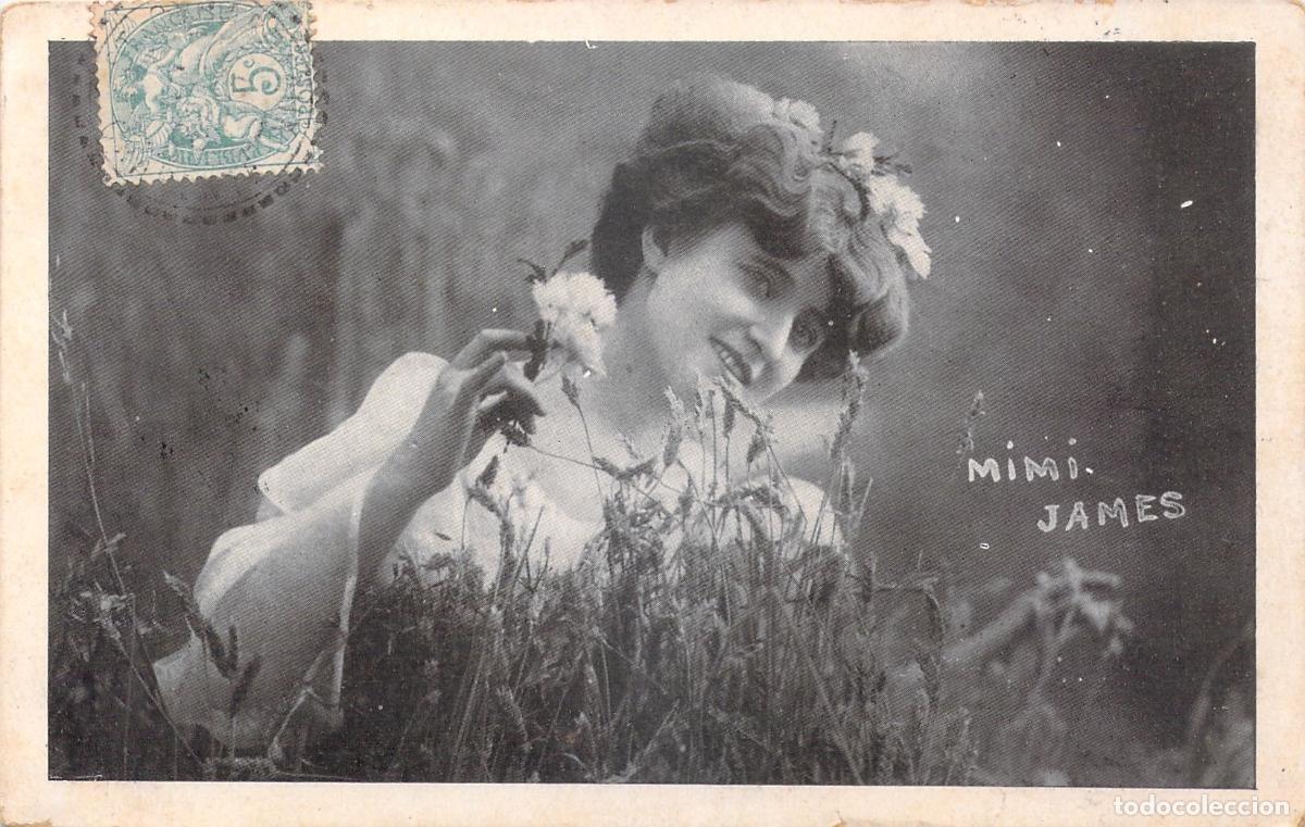 Postkarten: Postal antigua de una joven entre flores en Francia