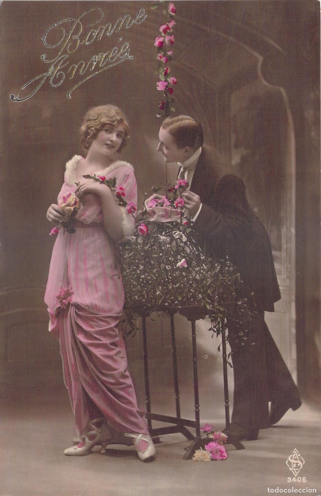 Postkarten: Postal de Pareja Rom&aacute;ntica con Flores Deseando Feliz A&ntilde;o Nuevo