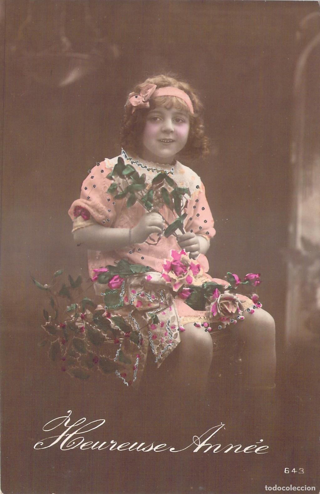 Postkarten: Postal de Feliz A&ntilde;o Nuevo con ni&ntilde;a y flores