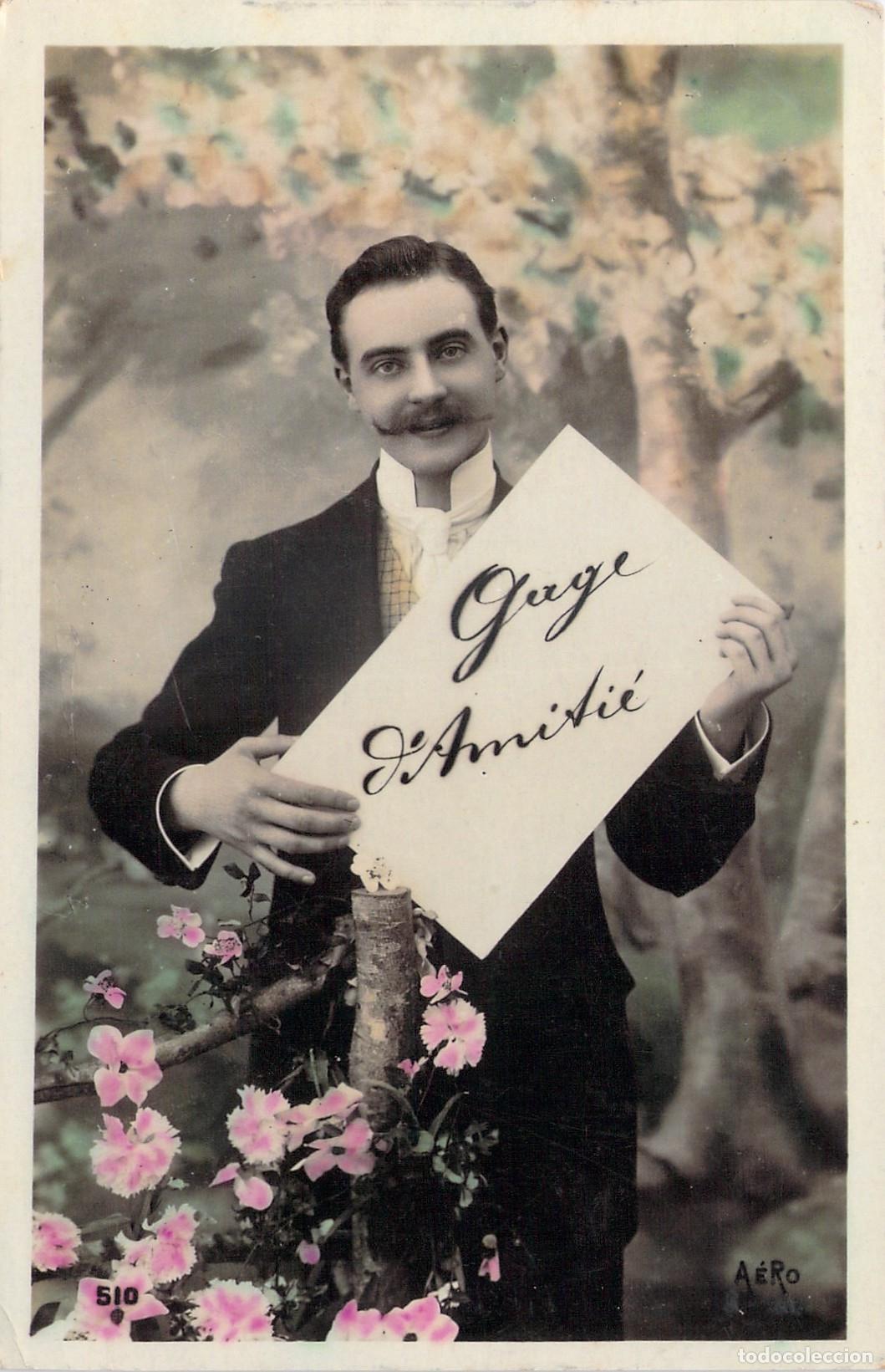 Postales: Postal antigua de un caballero sosteniendo un letrero de amistad