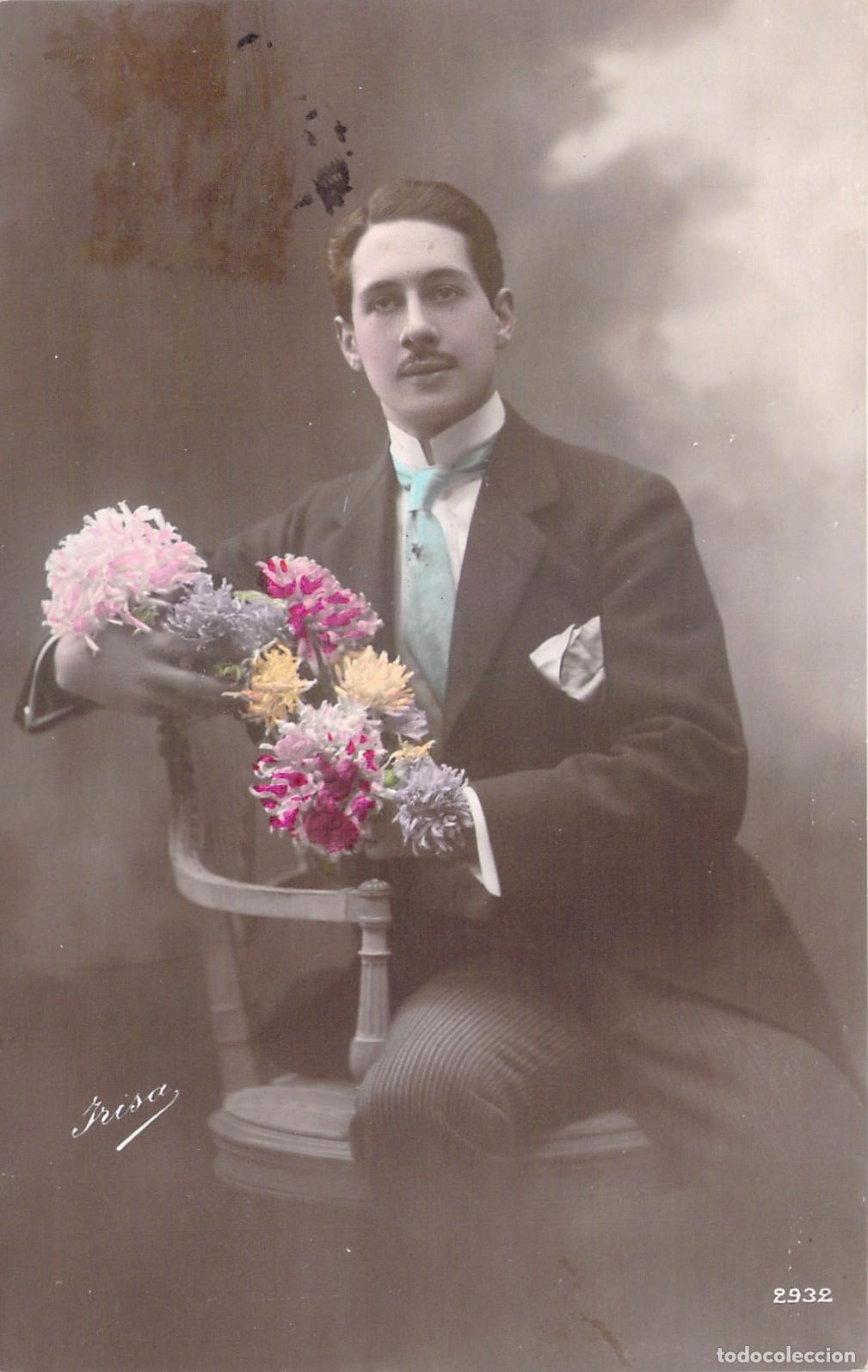 Postales: Postal de retrato de caballero con flores