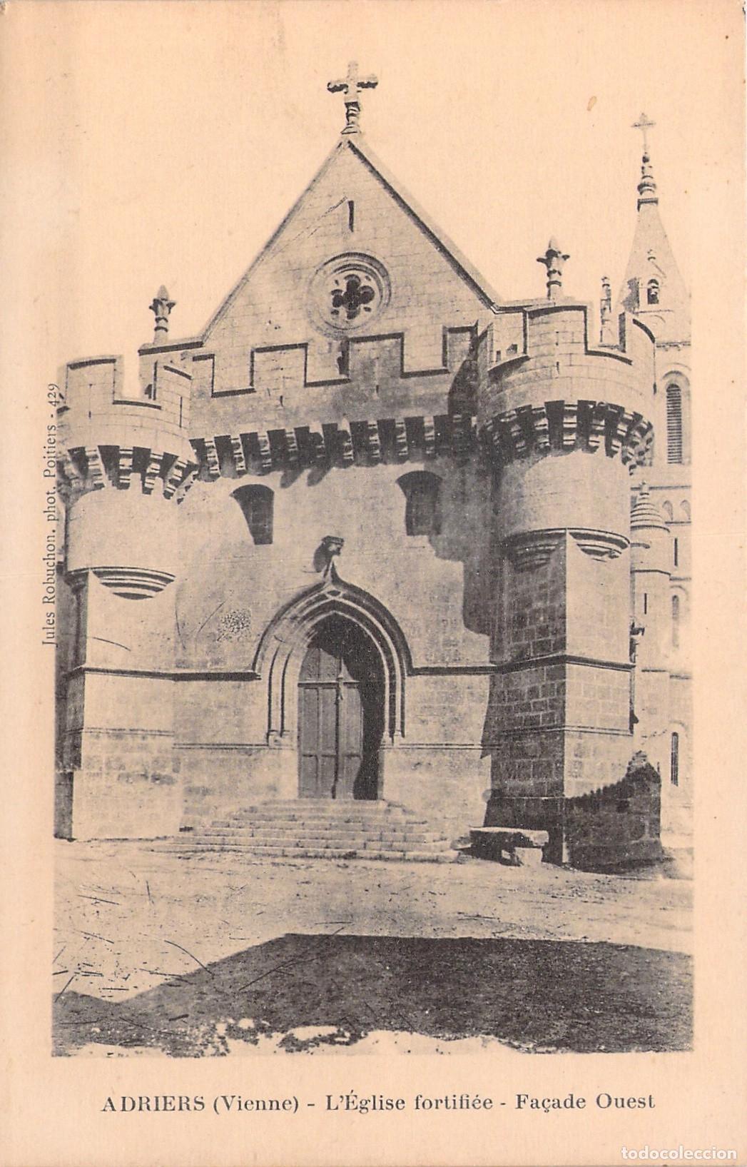 Postales: Postal de la iglesia fortificada en Adriers, Vienne, Francia
