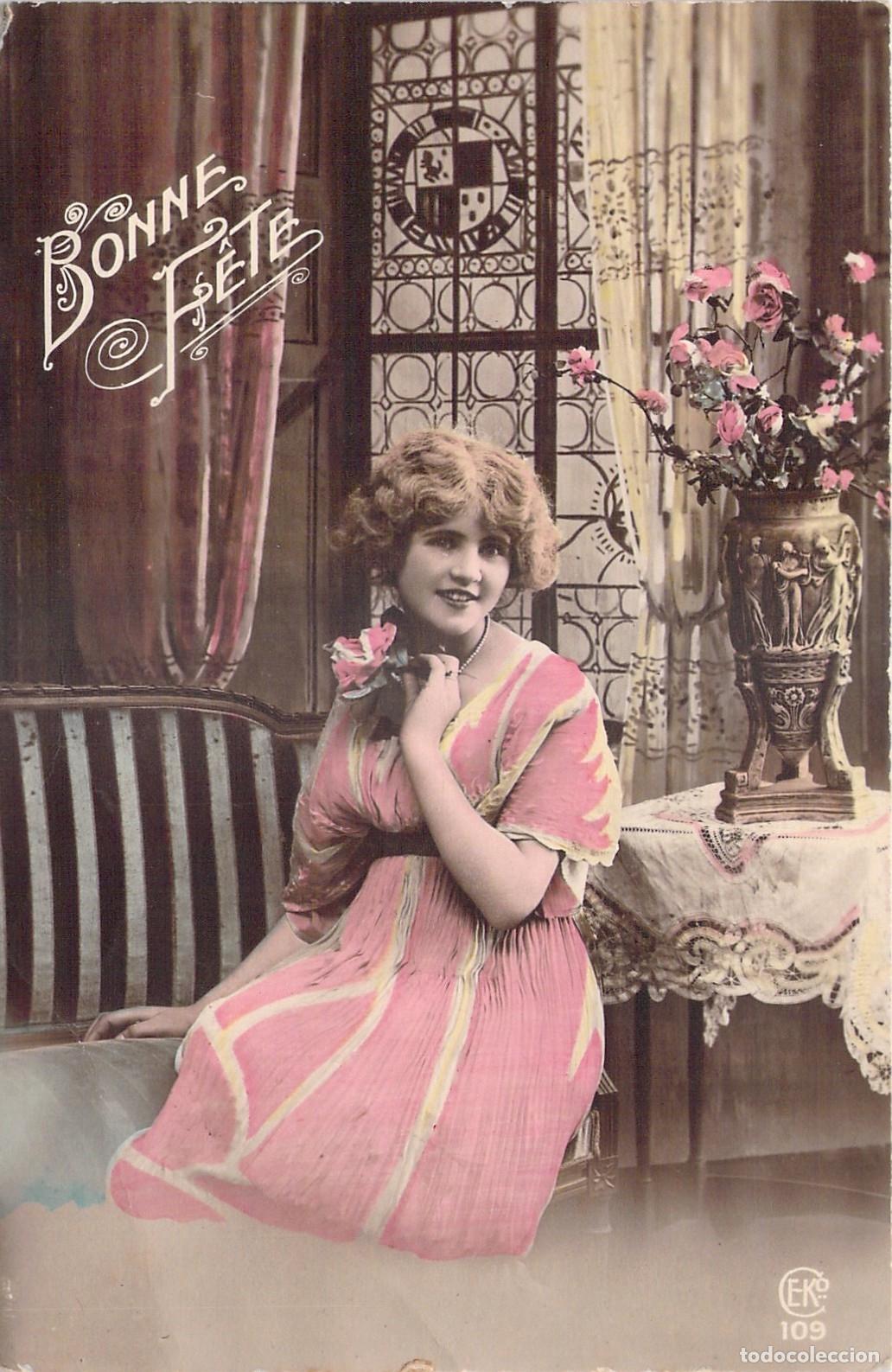 Cartes Postales: Postal de mujer con flores y mensaje Bonne F&ecirc;te