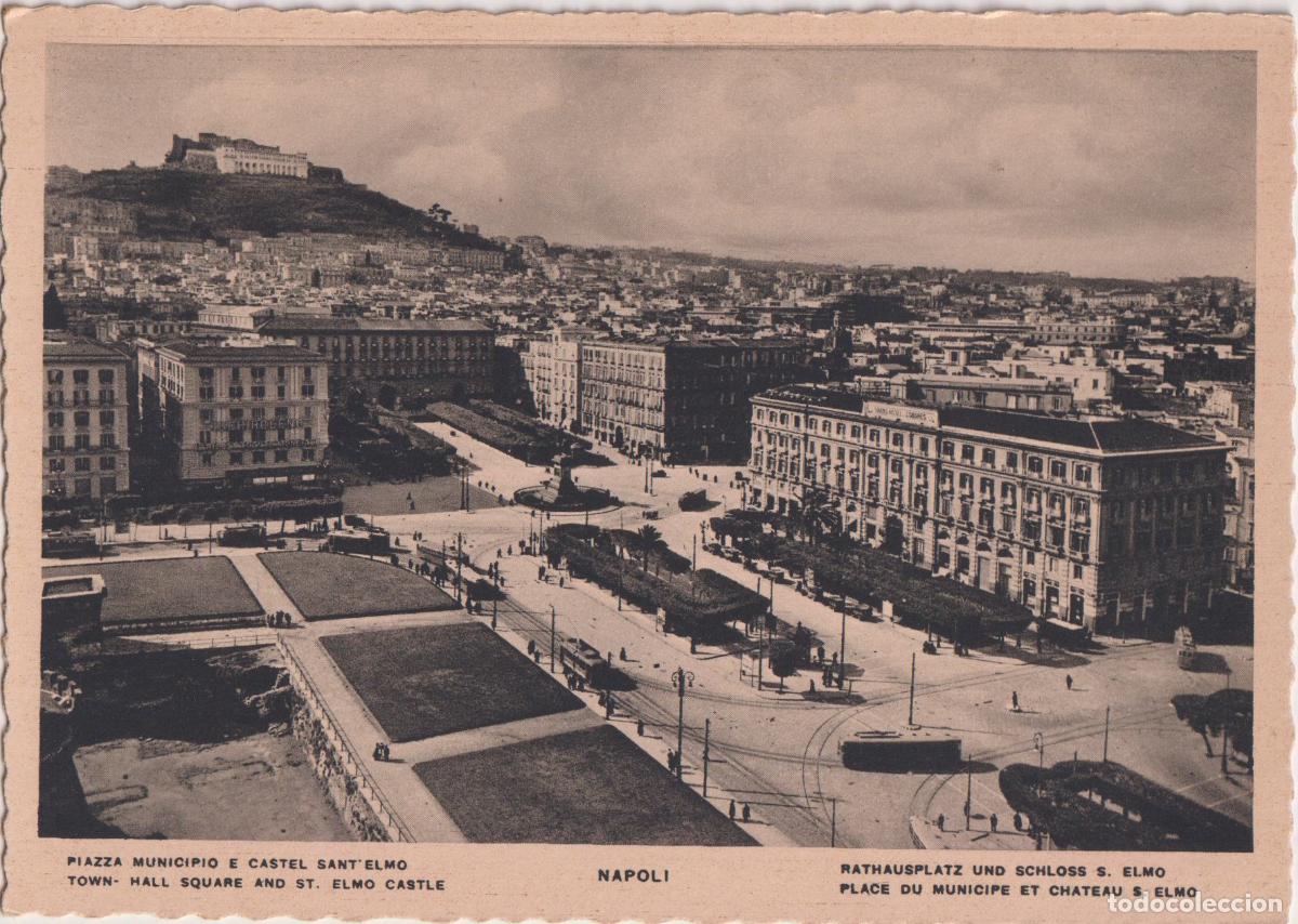 Postales: ITALIA,NAPOLES, PIAZZA MUNICIPIO, CASTEL SANT ELMO ALTO DE LA COLINA DEL VOMERO AL FONDO &ndash; S/C
