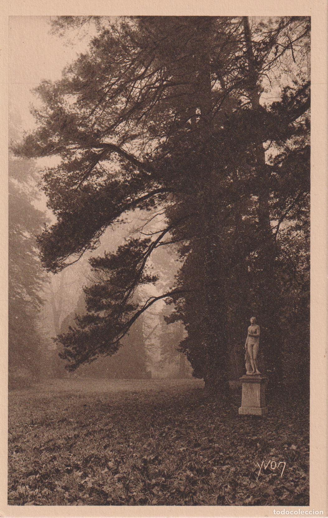 Postales: LA DOUCE FRANCE - PALAIS DE FONTAINEBLEAU - EL PARQUE UNA MA&Ntilde;ANA DE OTO&Ntilde;O - ED.YVON N&ordm;8 - S/C