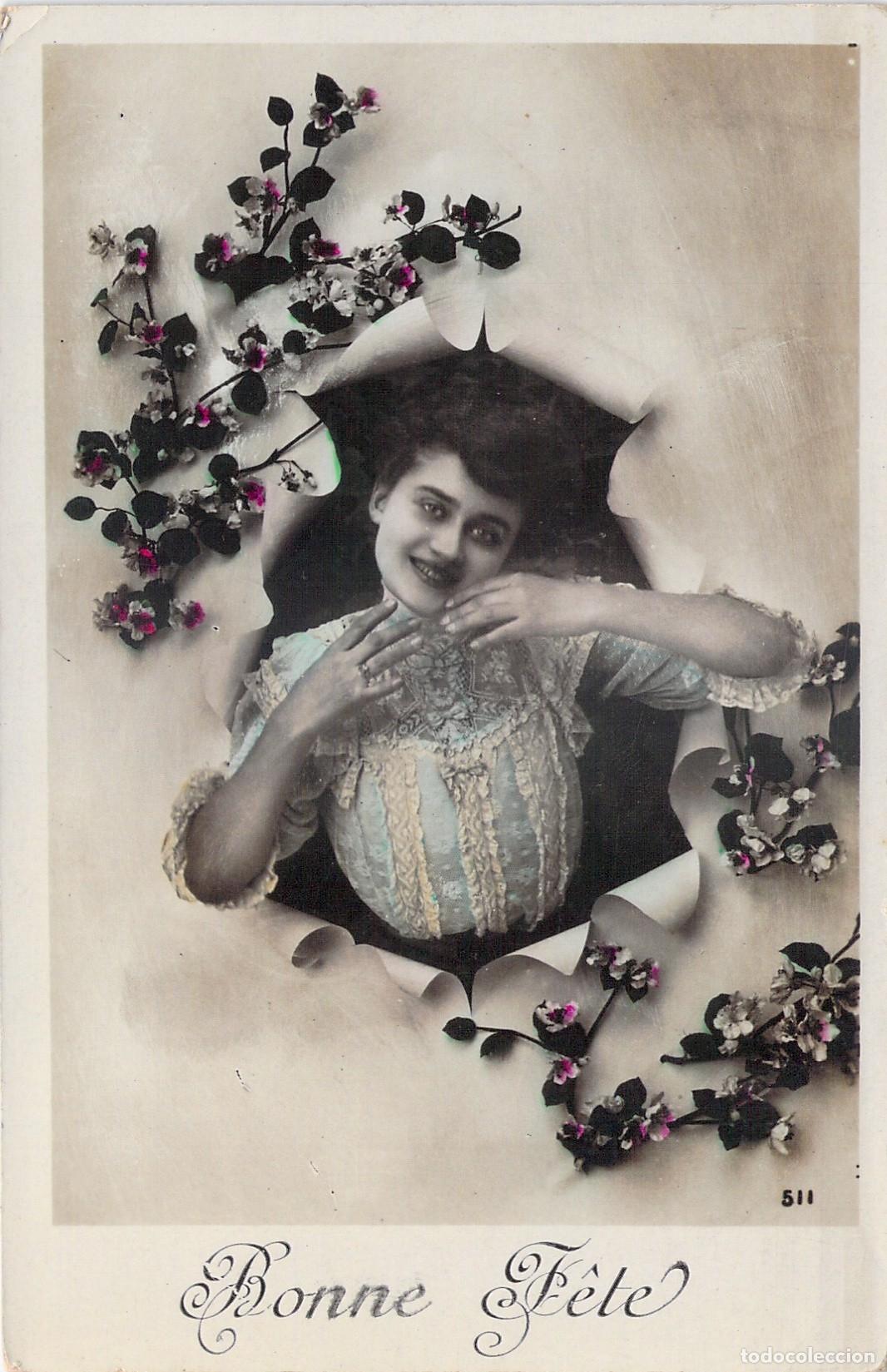 Postales: Postal de felicitaci&oacute;n con retrato de mujer joven y flores