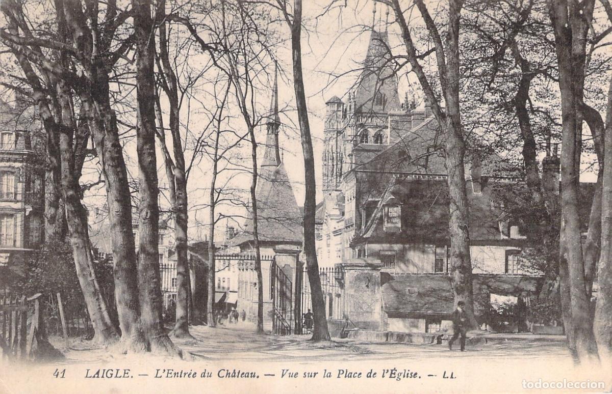 Postales: Postal de la entrada del castillo y plaza de la iglesia en L'Aigle