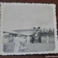 Postales: FOTOGRAFIA DE AVION DE IBERIA EN EL AEROPUERTO DE GUINEA ESPAÑOLA, AÑOS 50, MIDE 6 X 6 CMS.. Lote 148168090