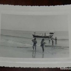Postales: FOTOGRAFIA DEL DESEMBARCO EN UNA DE LAS ISLAS DE GUINEA ESPAÑOLA, AÑOS 50, MIDE 10,5 X 8 CMS.. Lote 148265374